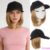 Gorra de béisbol negra ajustable de cabello sintético mostrada en modelo y maniquí.