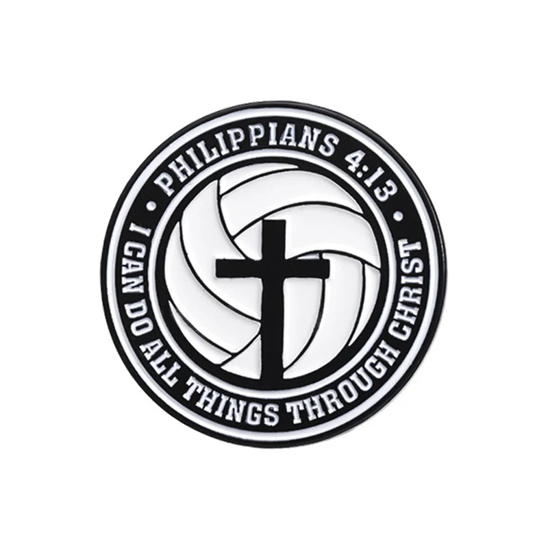 Broche émail noire avec le texte Philippiens 4:13 entouré d'un motif circulaire et d'une croix.