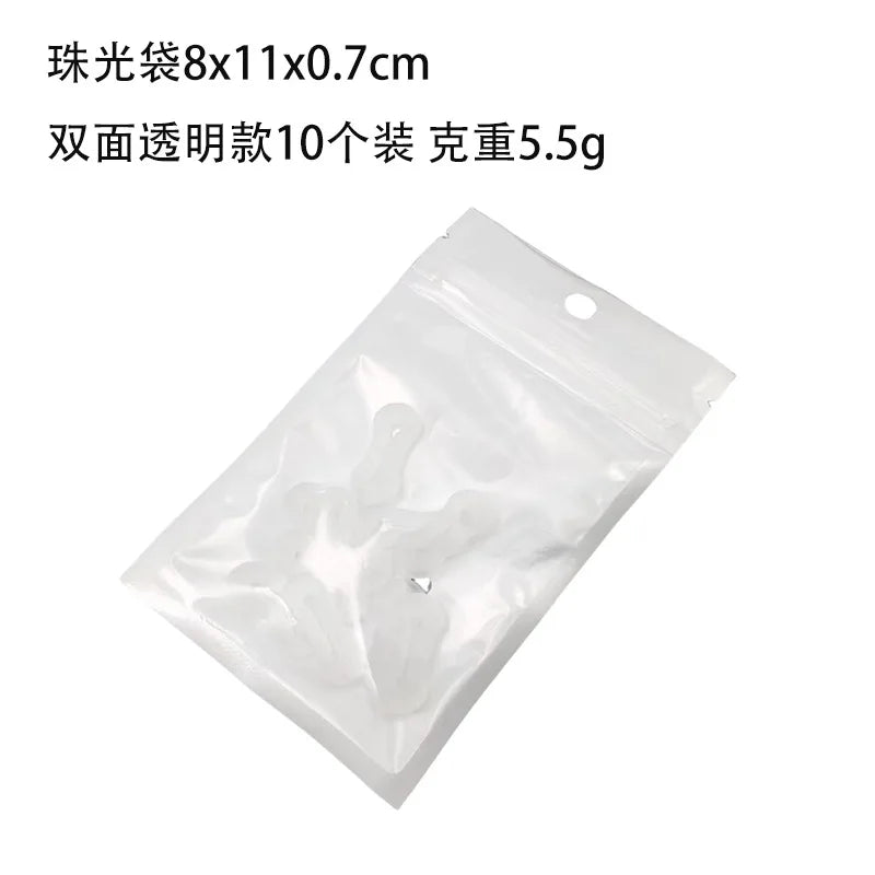 Una bolsa de plástico transparente que contiene diez hebillas para extensiones de manga de camisa.