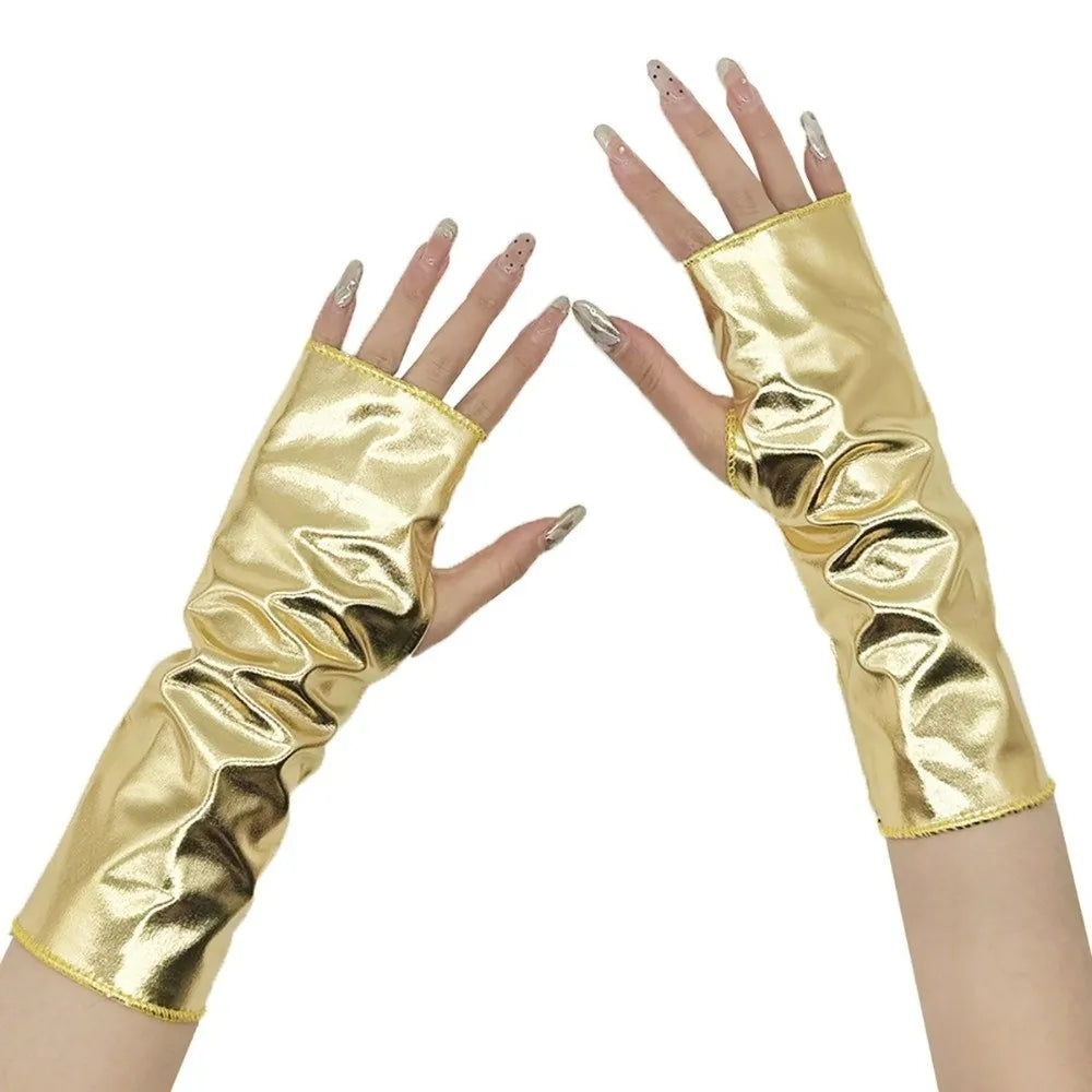 Une paire de gants de cosplay en cuir PU doré et brillant, sans doigts, portée sur une main.