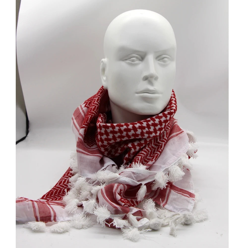 Cabeza de maniquí blanca mostrando un pañuelo shemagh de algodón a cuadros rojos y blancos con flecos blancos.