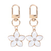 Llavero floral tono dorado con dije en forma de corazón para llaves y bolsos