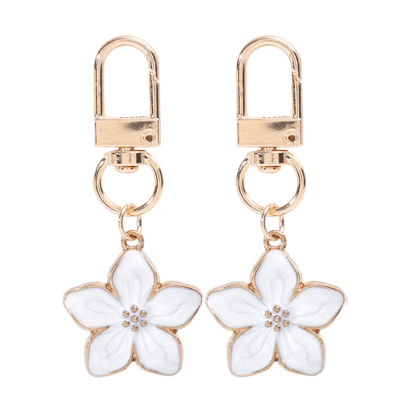 Llavero floral tono dorado con dije en forma de corazón para llaves y bolsos