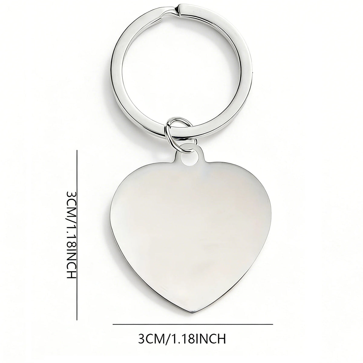 Llavero en forma de corazón plateado con un lazo y un dije colgante, mide 3 cm o 1.18 pulgadas.