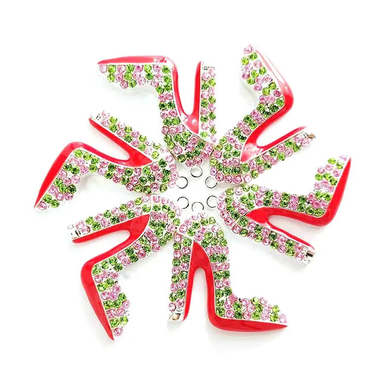 Ein Set eleganter High Heels mit Schuh-Charms in rosa und grüner Blumenmuster.