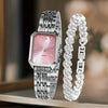 Montre de quartz argentée et bracelet à strass assortis, présentés sur une surface claire.