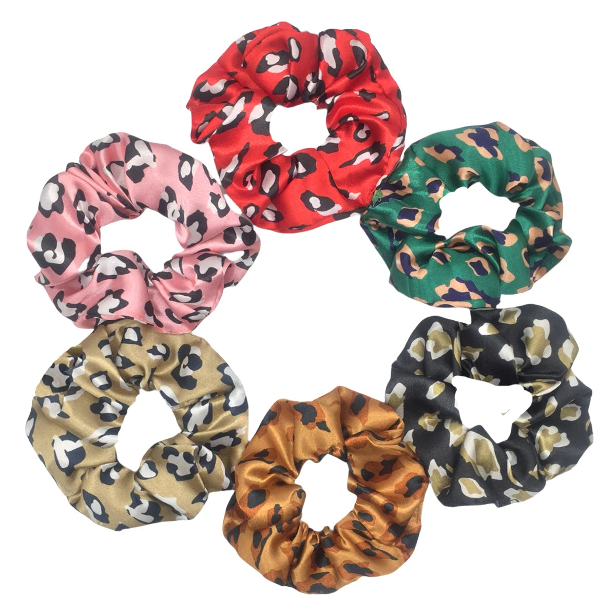 Un set de seis gomas de tela con estampado floral de satén en varios patrones de leopardo rojo, rosa, verde y dorado.