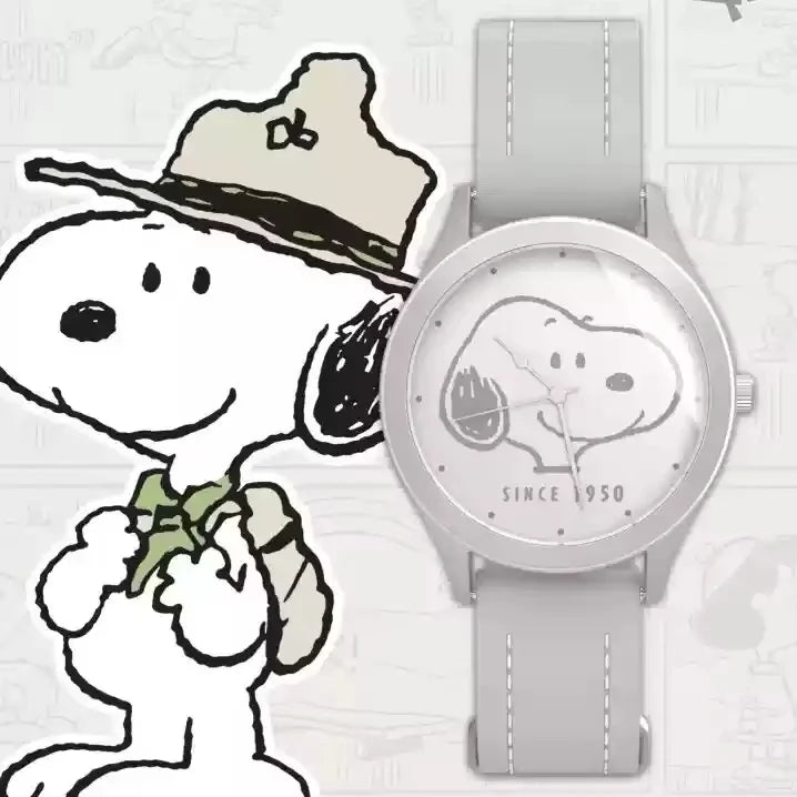 Silberuhr mit hellem grauem Armband und runder Zifferblatt neben einer Karikatur von Snoopy mit Hut
