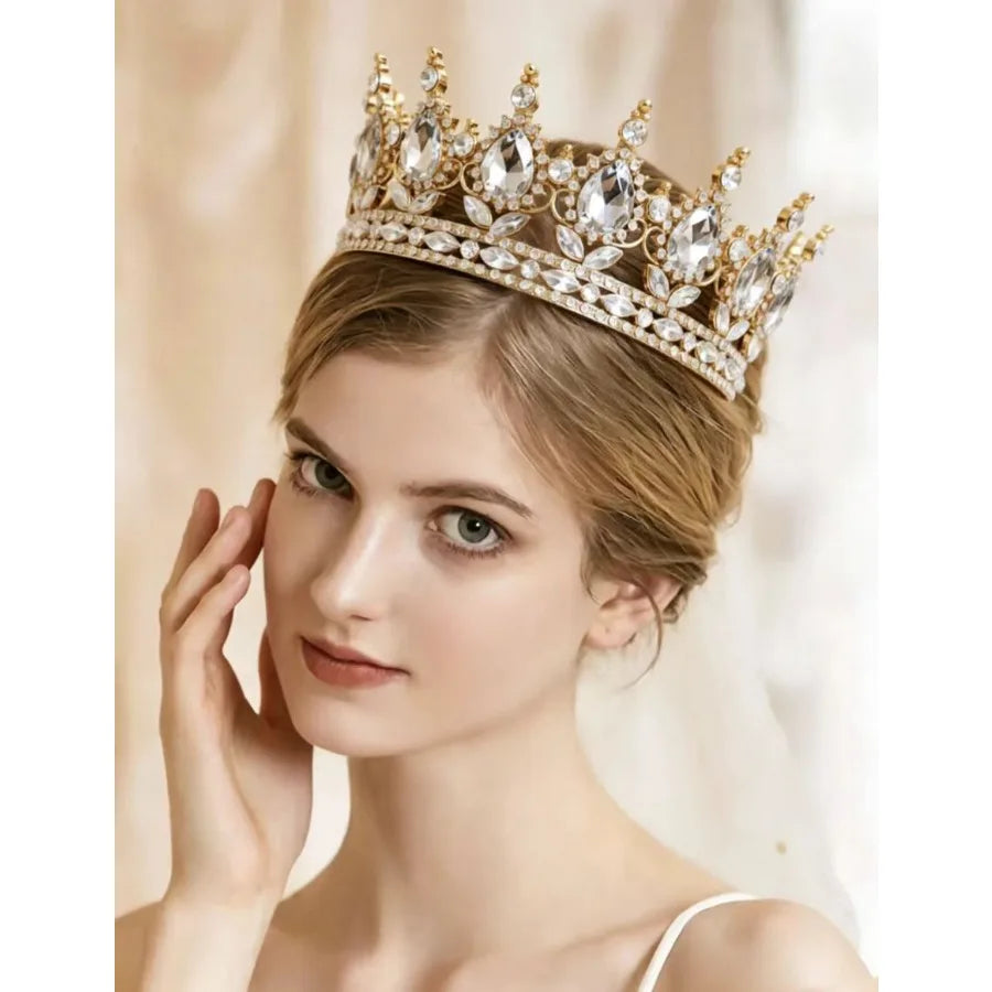 Gros plan d'une femme portant une couronne de diadème en strass de luxe sur sa tête.
