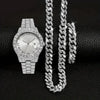 Montre argentée et collier long en chaîne cubaine sur fond noir.