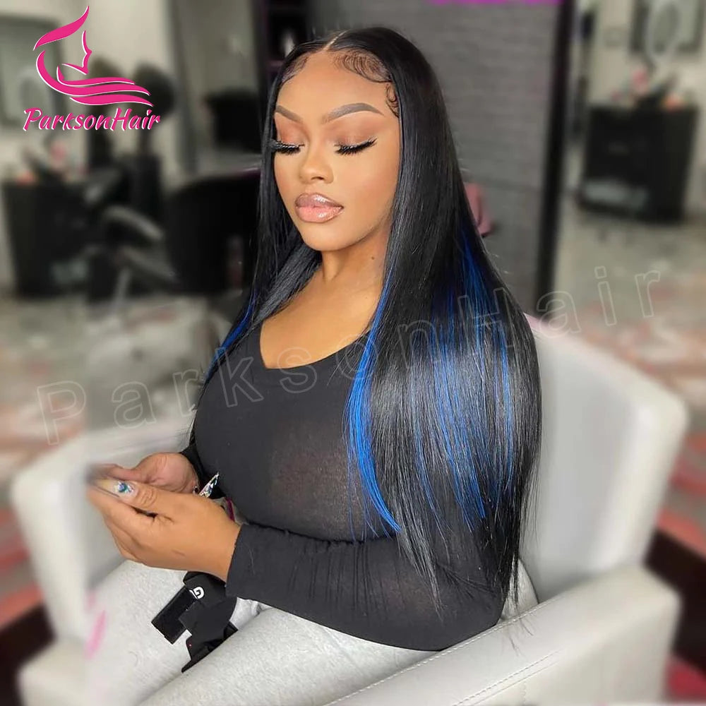 Una mujer con cabello largo, liso y negro con reflejos azules está sentada en una silla.