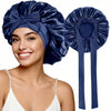 Una mujer modela un gorro de dormir de satén azul marino con un gran lazo y cintas para el cabello a juego.