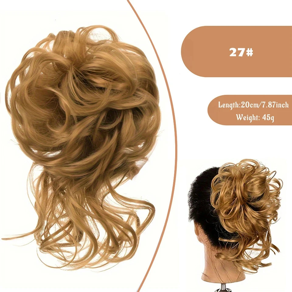 Ein Bund braun-blondes, gewelltes Haar, zu einem lockeren Dutt auf einem Mannequin-Kopf gestylt.