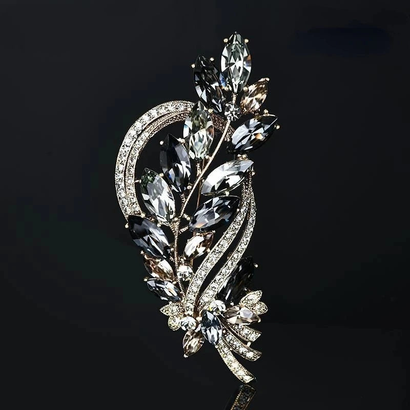 Broche florale en cristal élégante avec des feuilles et pétales argentés délicats.