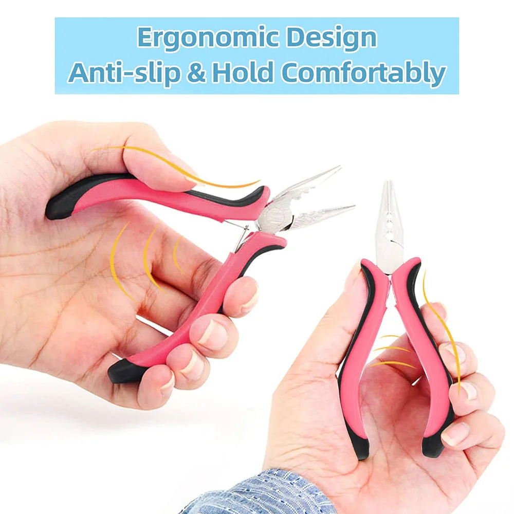 Una mano sostiene unas pinzas abridores de extensiones de cabello mini rosas, diseñadas con un agarre ergonómico antideslizan