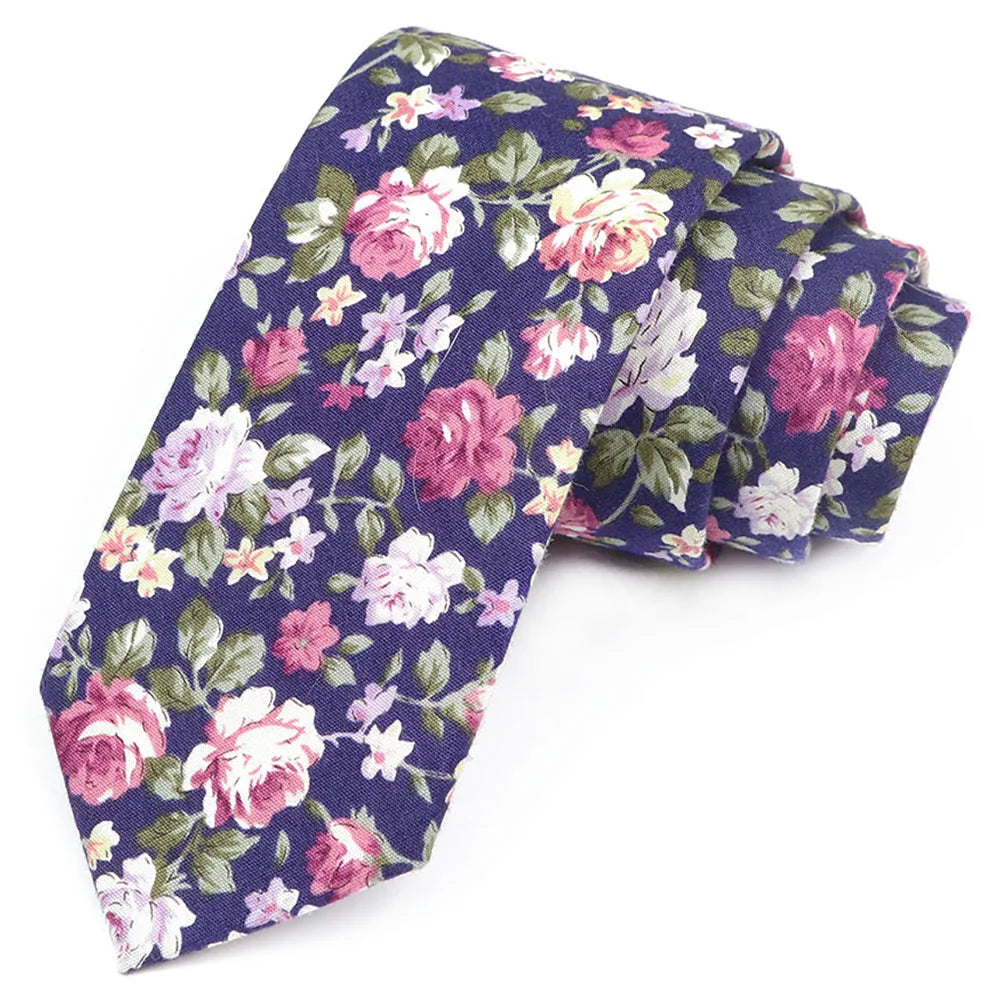 Une pile de nœuds papillon en coton à imprimé floral élégants dans des tons de rose, violet et vert.