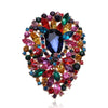 Broche florale en cristal élégante avec des gemmes colorées comme les rubis, les améthystes et les émeraudes.