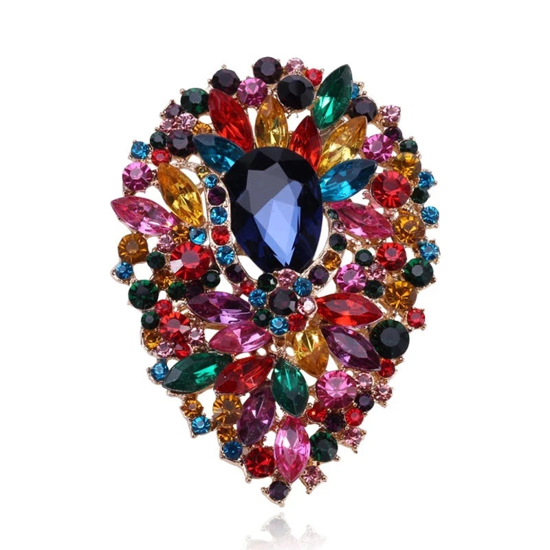 Broche florale en cristal élégante avec des gemmes colorées comme les rubis, les améthystes et les émeraudes.