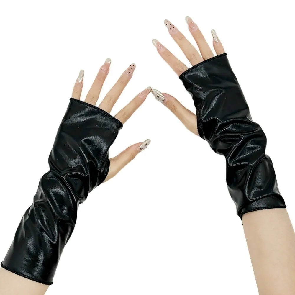 Gants de cosplay en cuir PU sans doigts avec finition brillante portés par une main