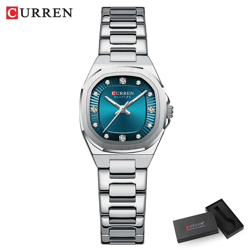 Silberfarbige Quarz-Armbanduhr mit blauem Zifferblatt und Metallarmband auf weißem Hintergrund