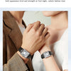 Nahaufnahme einer Person, die eine Armbanduhr mit quadratischem Zifferblatt und Lederarmband trägt.