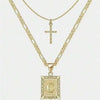 Collier lettre C en or avec un pendentif croix sur une chaîne délicate