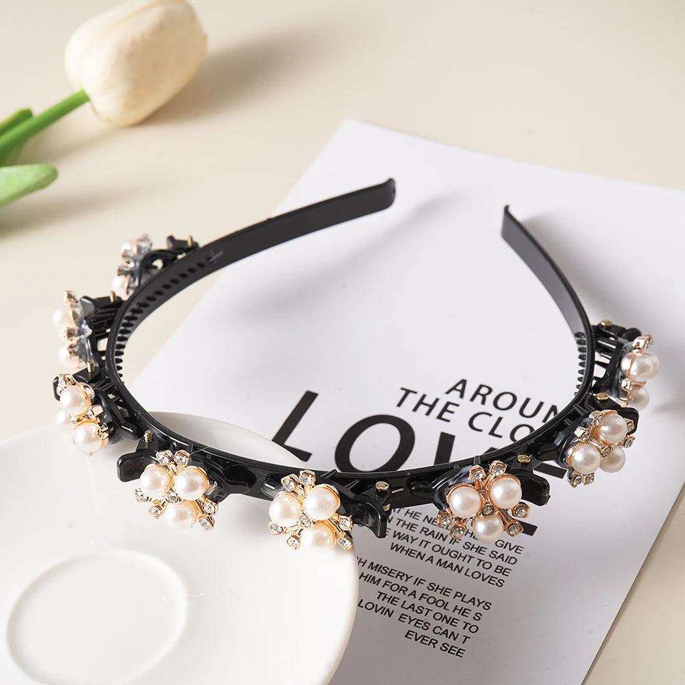 Boucles d'oreilles en perles noires à double couche présentées sur une carte blanche.