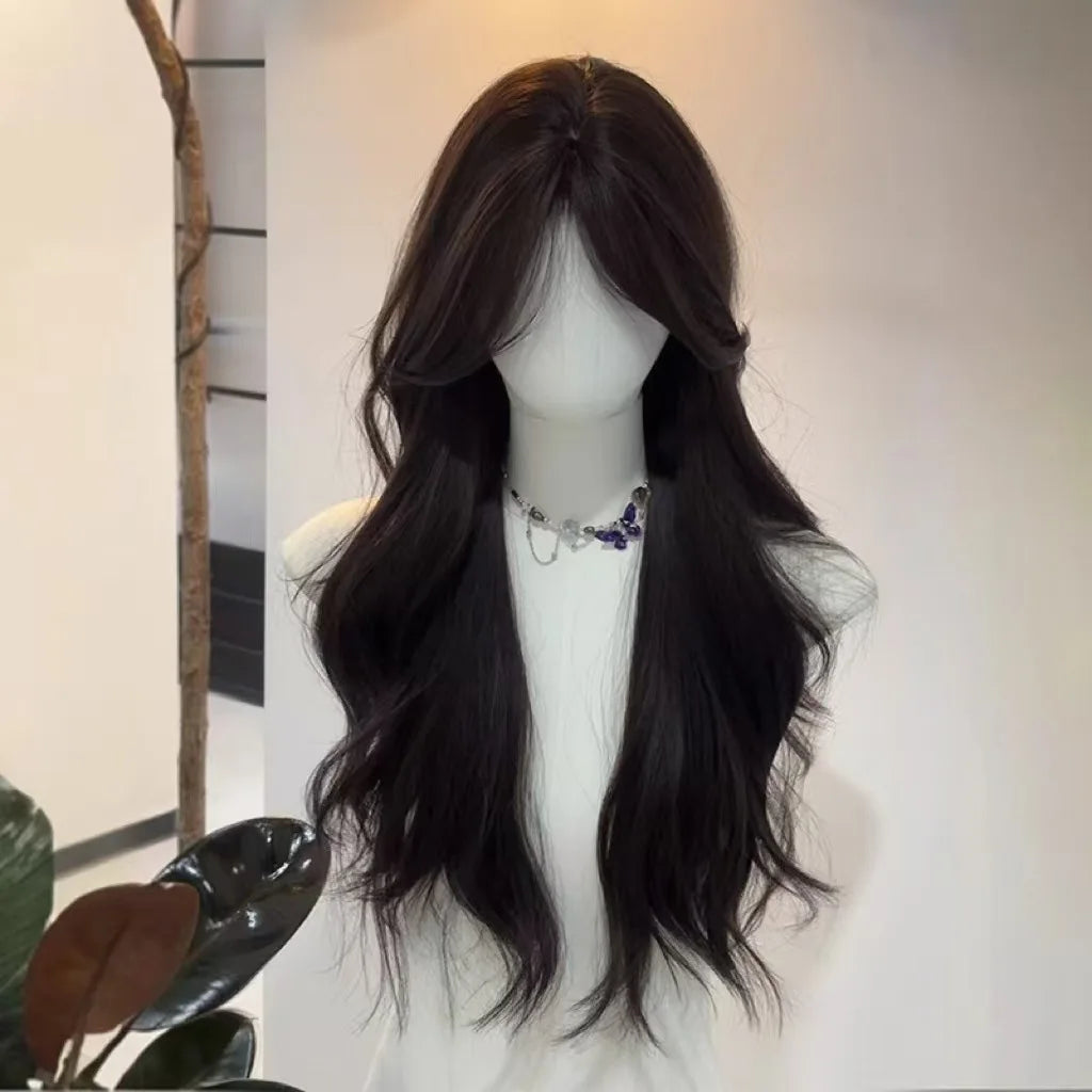 Una peluca larga y oscura marrón con rizos suaves y flequillo exhibida en un maniquí.