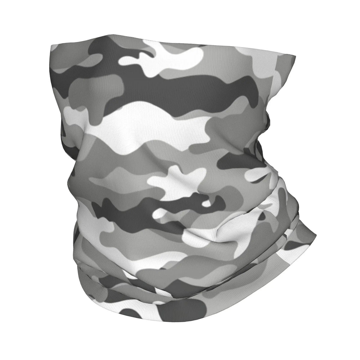 Un cuello camuflado gris y blanco doblado y exhibido sobre un fondo blanco.