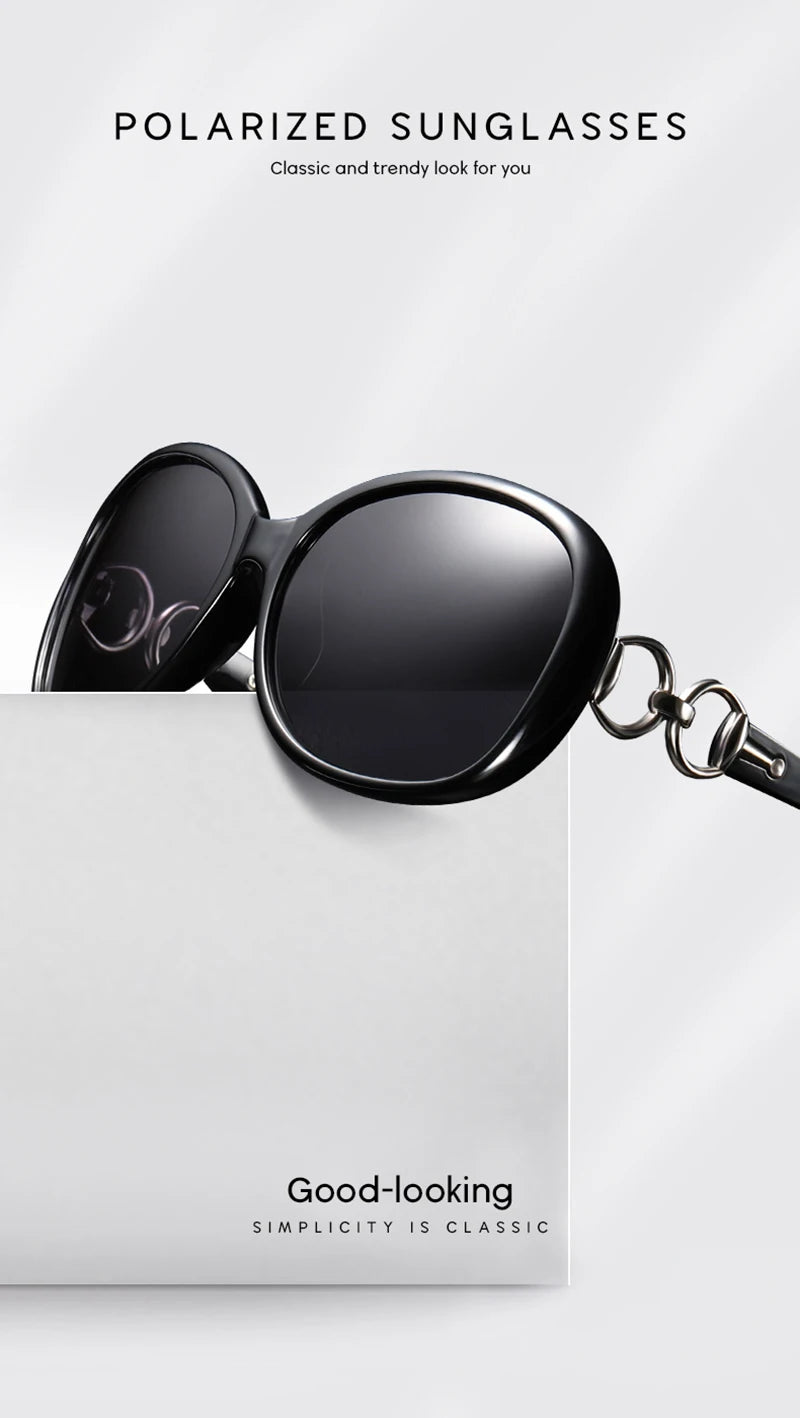 Eine schwarze, polarisierte Sonnenbrille liegt auf einer weißen Box mit Text, der klassische und trendige Looks bewirbt.