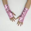 Une paire de gants de cosplay en cuir PU rose brillant sans doigts portée sur une main.
