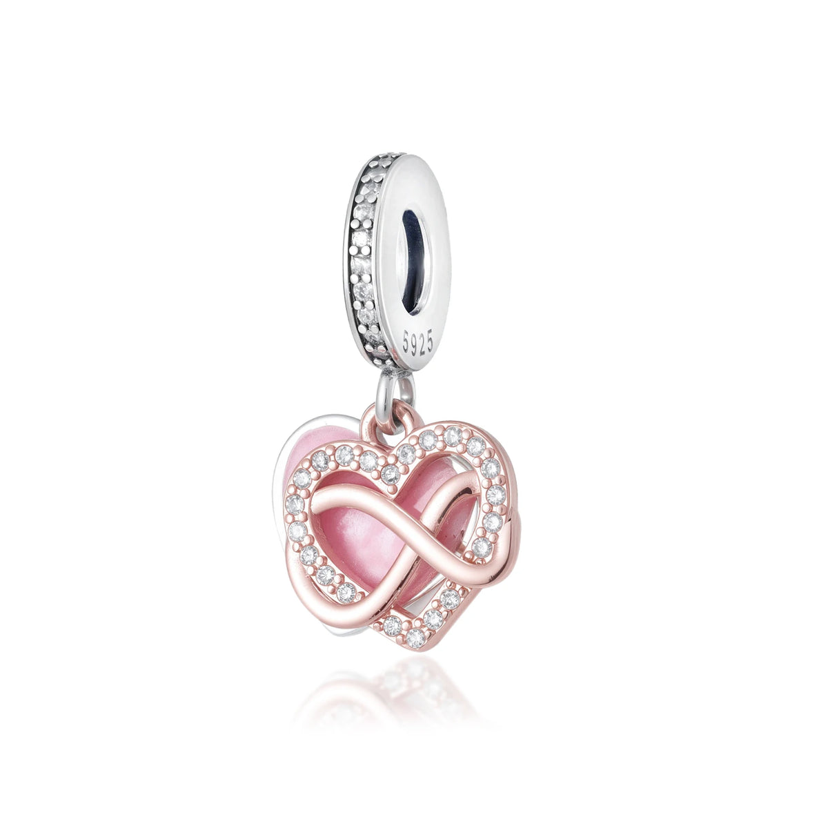 Colgante de plata con diseño de corazón, esmalte rosa y piedras claras brillantes.