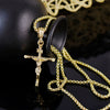 Goldplattiges Jesus-Kreuz-Anhänger-Halskette auf schwarzem Untergrund mit gelbem Spitzenhintergrund.