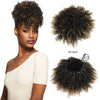 Model zeigt eine 12-Zoll-synthetische Afro-Puff-Chignon-Haarerweiterung in dunkelbraunen Locken.