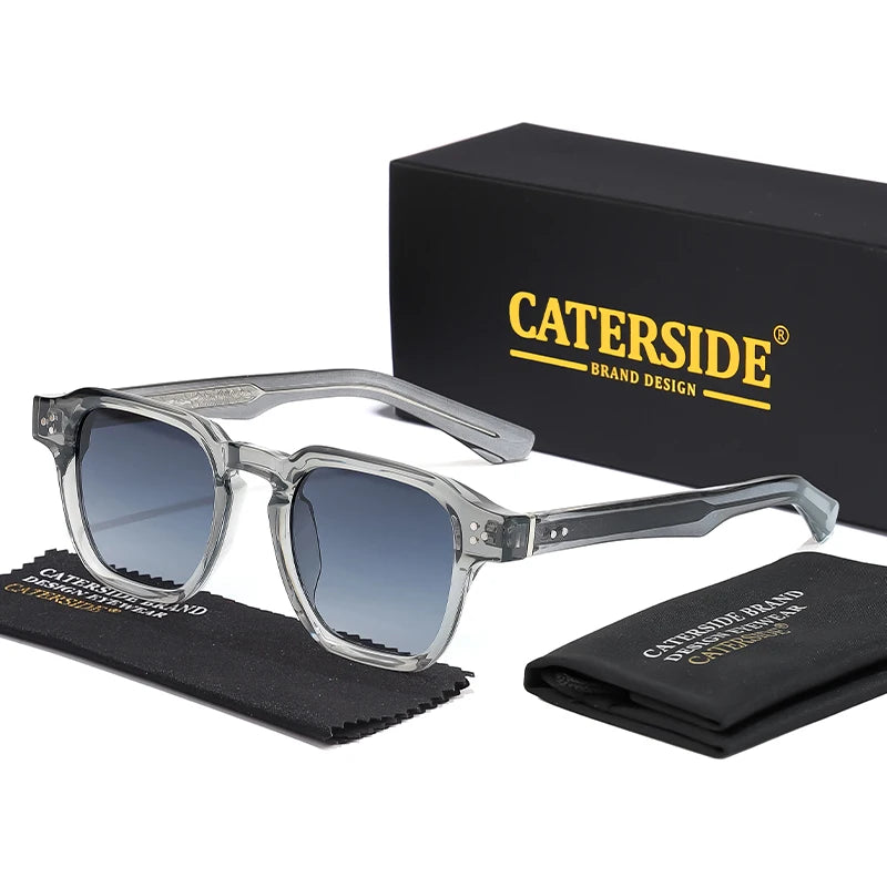 Eine Paar durchsichtige Sonnenbrille mit grauen Armen und dunklen Linsen, präsentiert neben einer schwarzen Box und einer gef