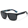 Une paire de lunettes de soleil noires avec des accents bleu et sarcelle et une lentille gris foncé.