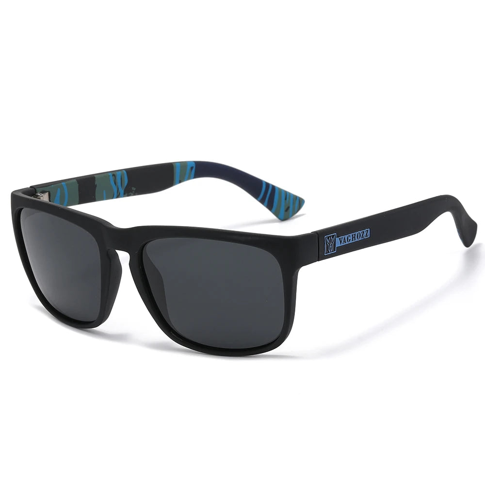 Une paire de lunettes de soleil noires avec des accents bleu et sarcelle et une lentille gris foncé.