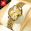 Goldfarene Quarz-Armbanduhr mit rundem Zifferblatt und strukturiertem Metallarmband auf heller Oberfläche.