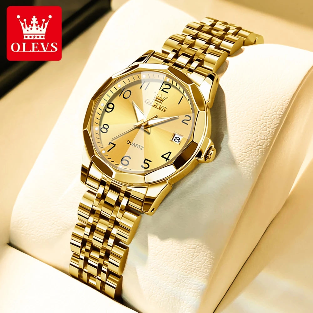 Goldfarene Quarz-Armbanduhr mit rundem Zifferblatt und strukturiertem Metallarmband auf heller Oberfläche.