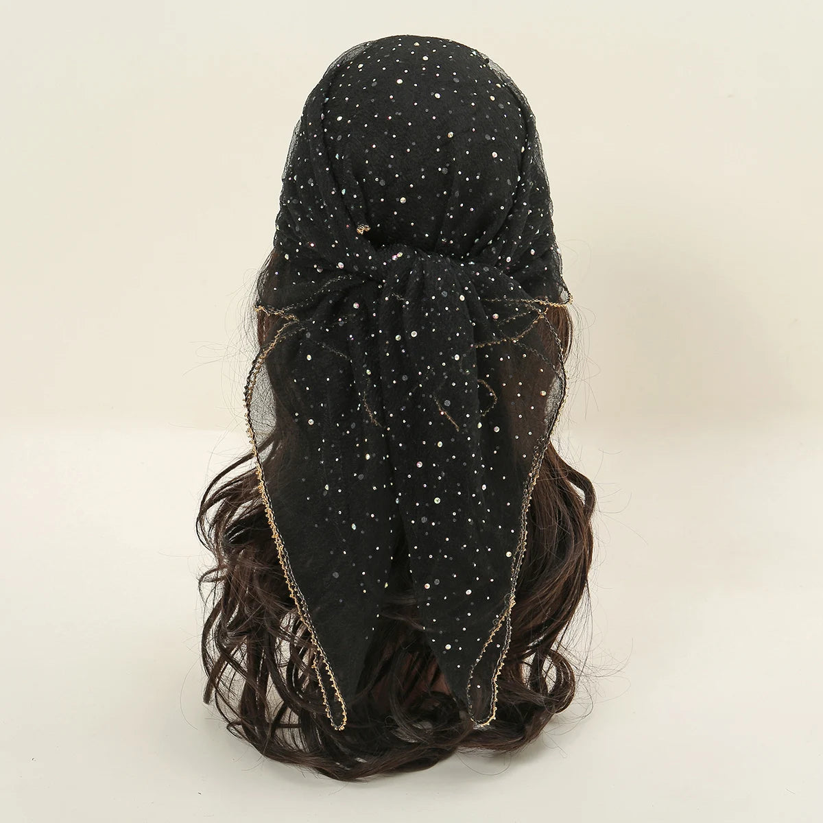 Schwarzer Mode-Hijab mit Golddetails und weißen Sternen