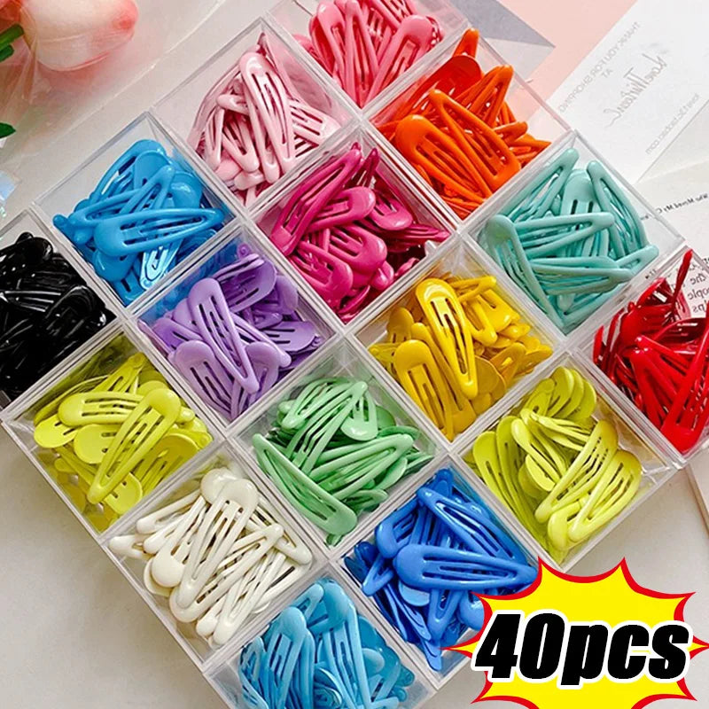 Una colección de pinzas para el cabello de plástico coloridas en varios tonos, incluyendo rosa, naranja, púrpura, azul y verd