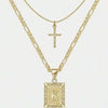 Collier lettre K en or avec un pendentif croix sur une chaîne délicate