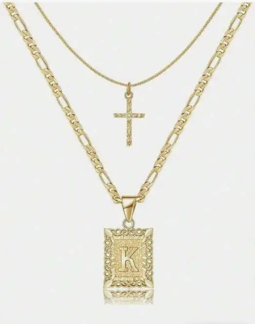 Collier lettre K en or avec un pendentif croix sur une chaîne délicate