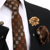 Nahaufnahme einer eleganten Herrenkrawatte mit braun-schwarzem Karomuster, weißem Hemd und goldfarbenem Stoffblütenaccessoire