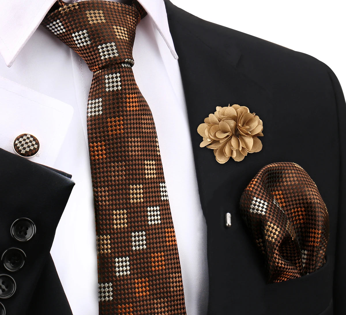 Nahaufnahme einer eleganten Herrenkrawatte mit braun-schwarzem Karomuster, weißem Hemd und goldfarbenem Stoffblütenaccessoire