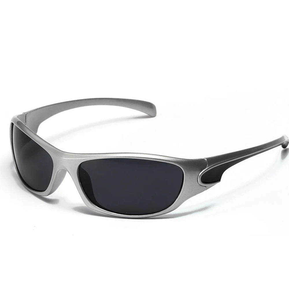 Silbergerahmte Sonnenbrille mit dunklen Gläsern vor weißem Hintergrund.