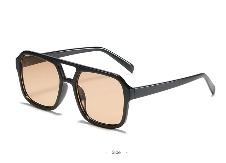 Ein Paar braun getöntes Vintage-Pilot-Sonnenbrille mit schwarzen Rahmen, seitlich dargestellt.