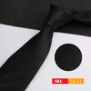 Schwarze Herrenkrawatte aus festem Twill mit Streifen vor weißem Hintergrund.