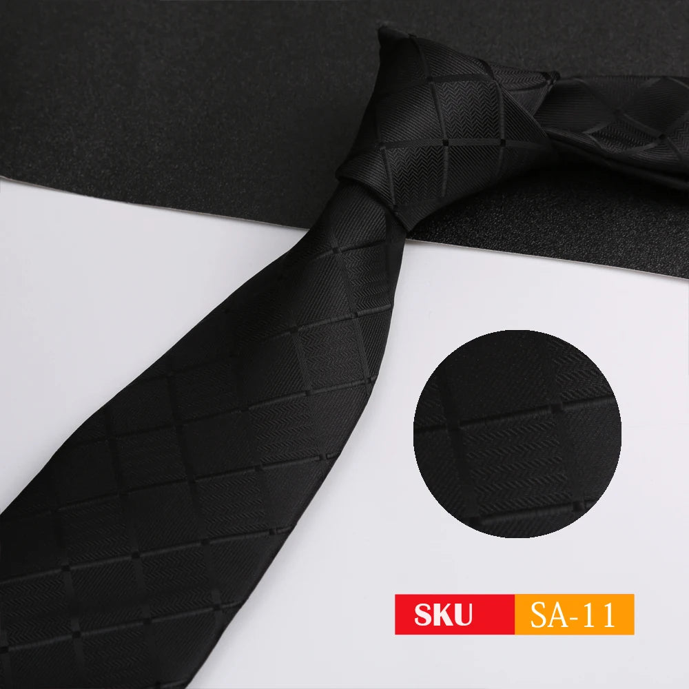 Schwarze Herrenkrawatte aus festem Twill mit Streifen vor weißem Hintergrund.