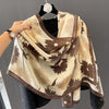 Beige und braun gemusterter luxuriöser Baumwoll-Pashmina-Schal über einem Haken